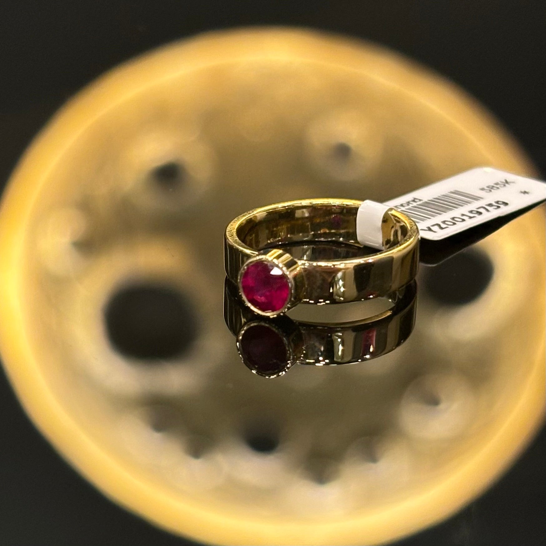 Пръстен от жълто злато с рубин 0.64 карата